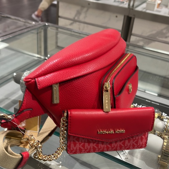 MICHAEL KORS
Maisie Large Pebbled Leather 2-in-1 Sling Pack
Bright Red
NWT - Picture 5 of 16